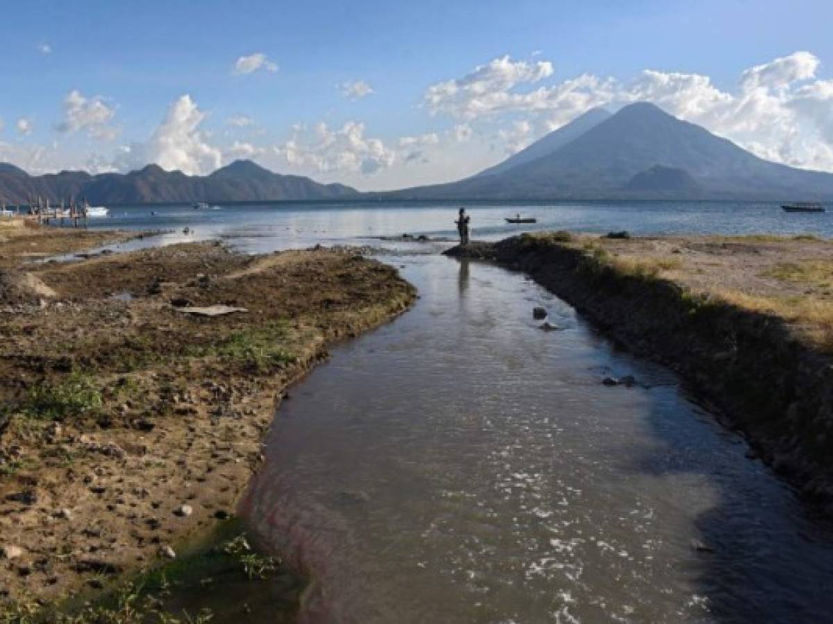 Guatemala: La contaminación acaba con al lago de Atitlán