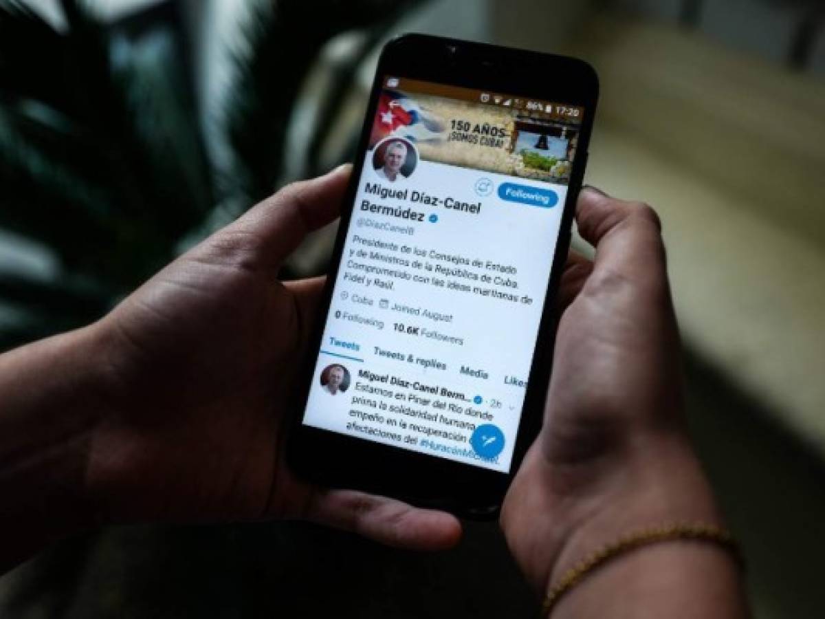 Presidente de Cuba se estrena en Twitter y marca nuevo estilo