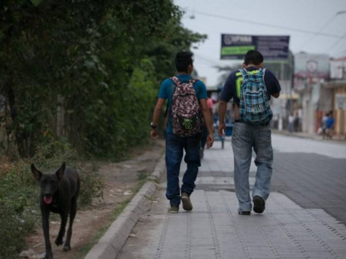 Hondureños corren para evitar el muro de Trump