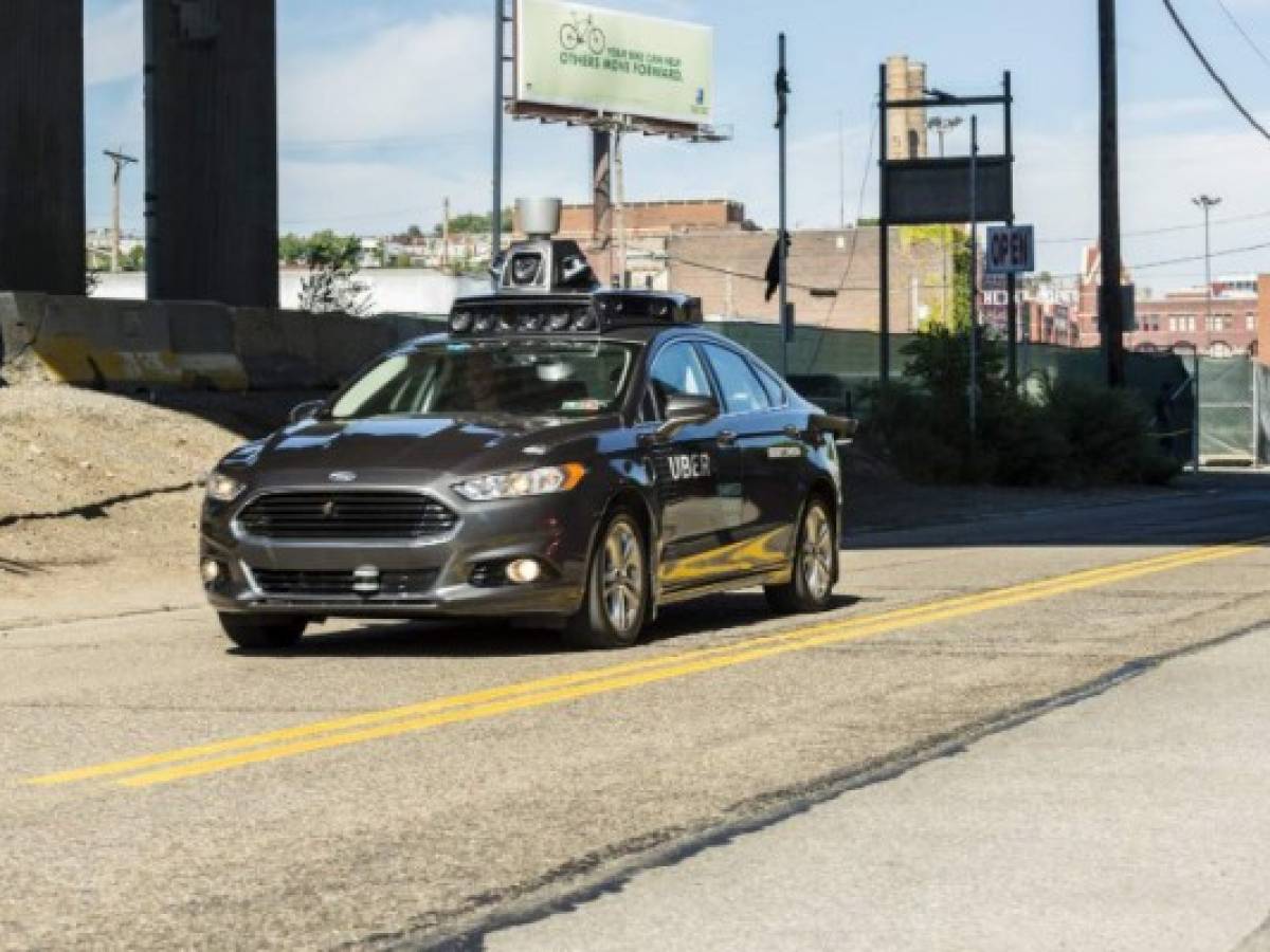 Uber suspende programa de vehículos autónomos por accidente