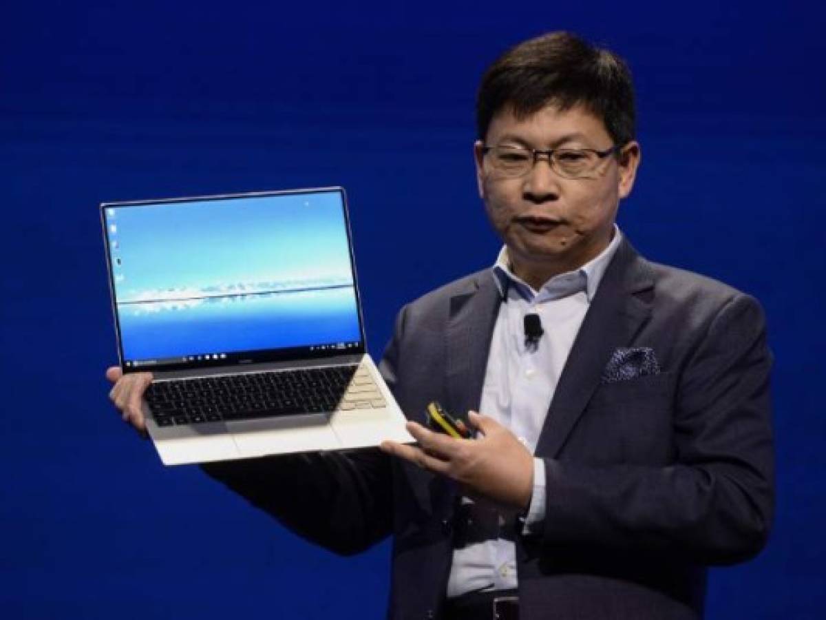 Yu presenta la Huawei MateBook X Pro en el Mobile World Congress en Barcelona. Foto AFP.