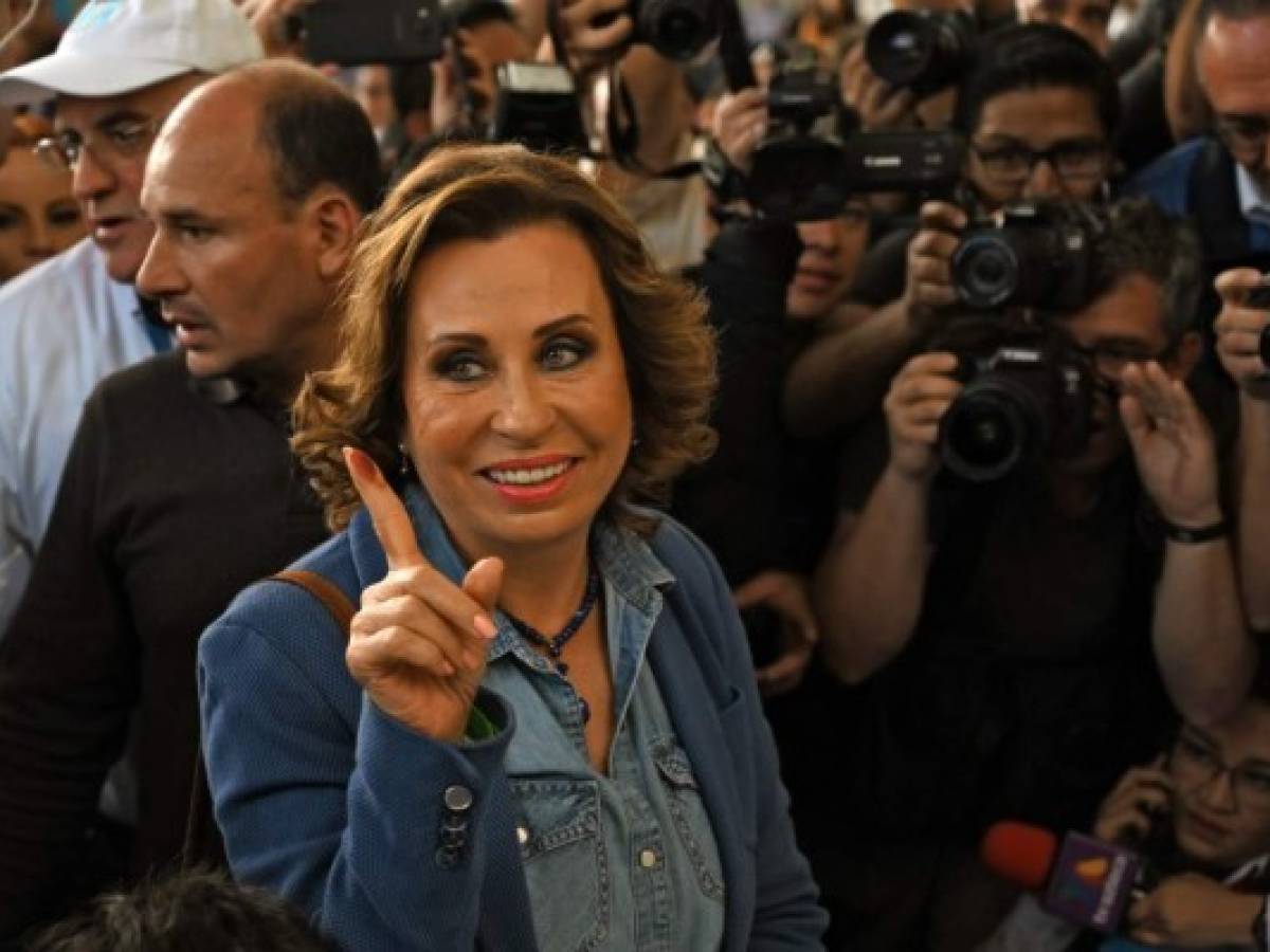 Guatemalan candidate for the National Union of Hope (Union Nacional de la Esperanza) party, Sandra Torres, shows her inked finger after voting at a polling station in Guatemala City on August 11, 2019. - More than eight million Guatemalans head to the polls on Sunday as former first lady Sandra Torres and opinion poll frontrunner Alejandro Giammattei bid to succeed the corruption-tainted Jimmy Morales as president. (Photo by JOHAN ORDONEZ / AFP)