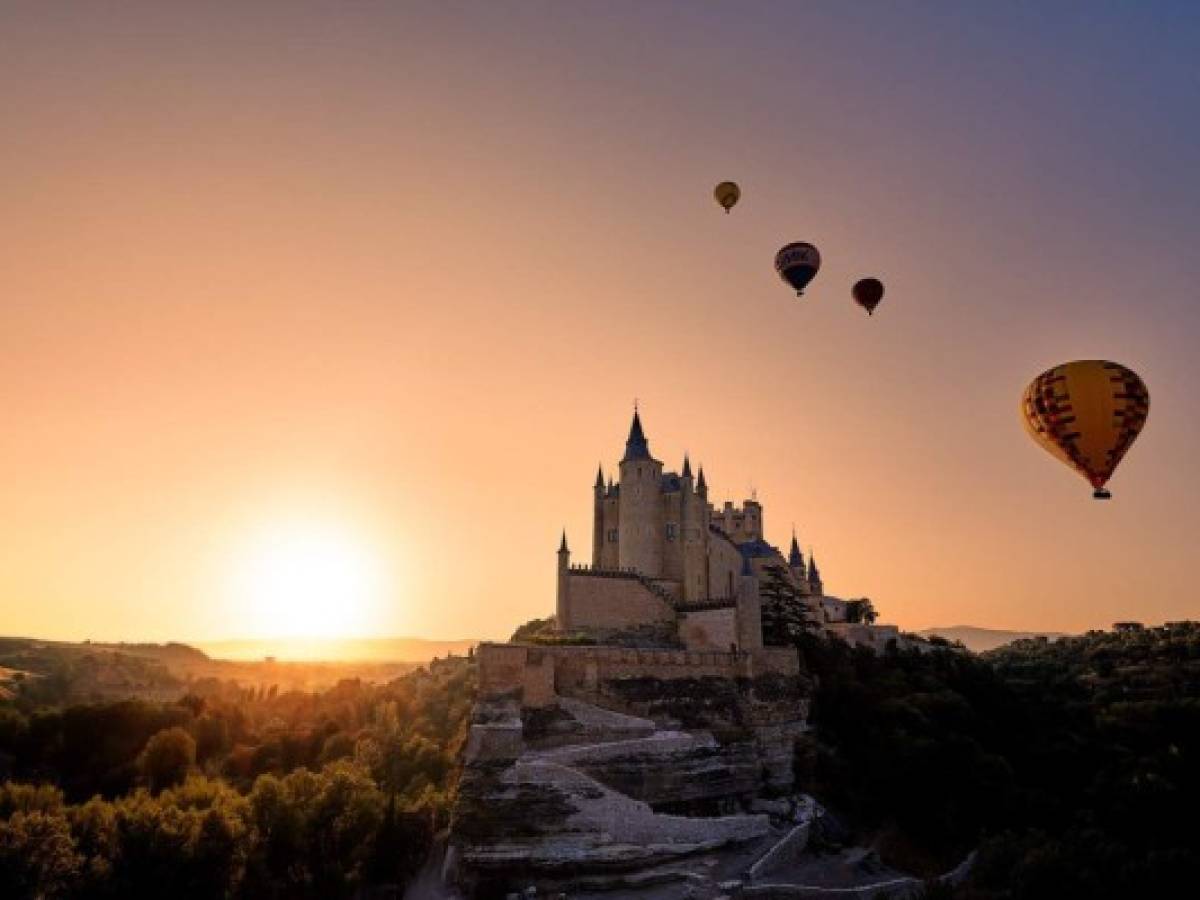 Amanecer en Segovia con globos aerostáticos.