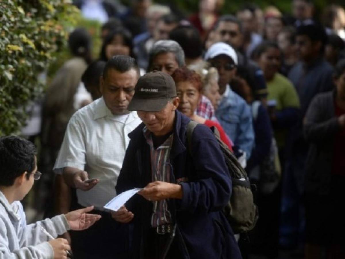 Guatemaltecos acuden a votar pese a indignación por escándalos de corrupción