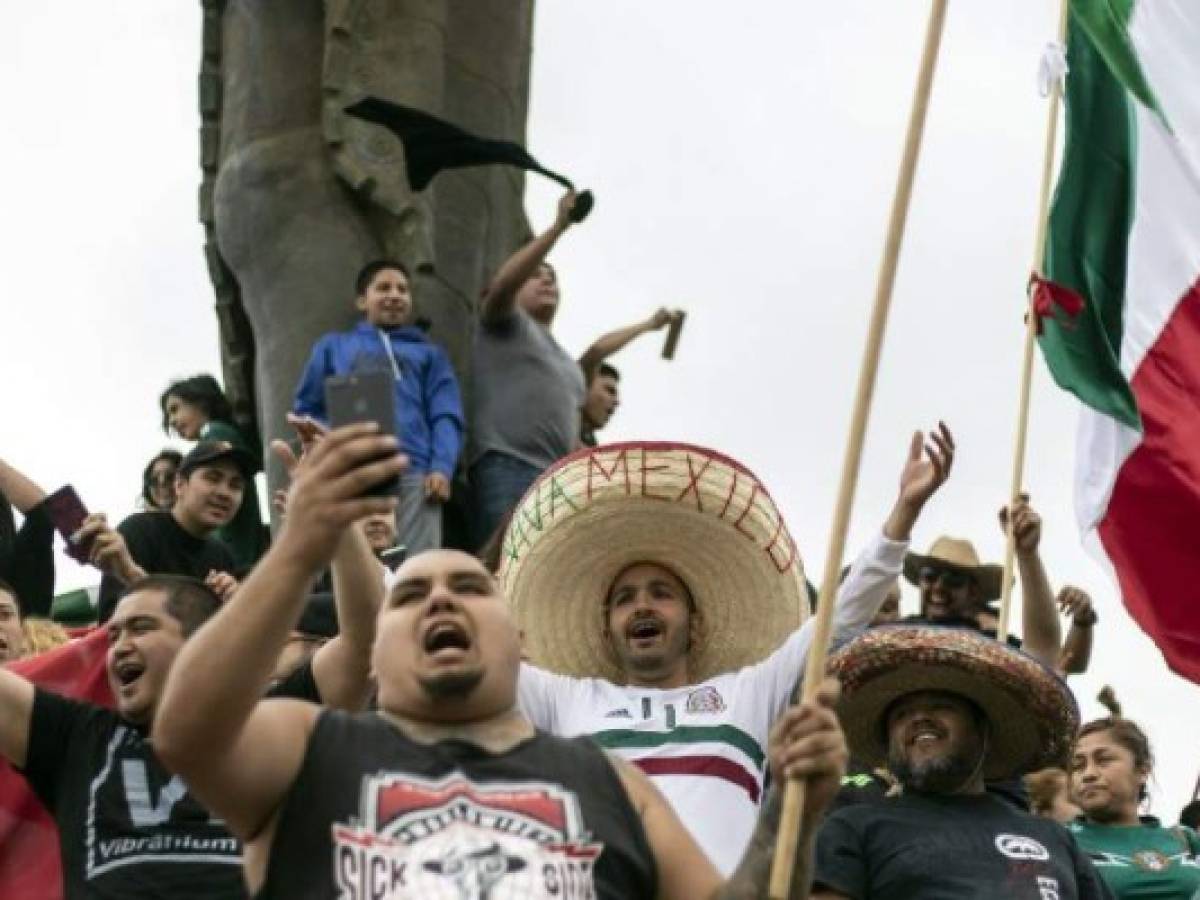 Mexican fans gather to celebrate Mexico's victory against Germany in their first 2018 World Cup football match, at the Cuauhtemoc monument in Tijuana, Baja California state, Mexico on June 17, 2018. / AFP PHOTO / Guillermo Arias