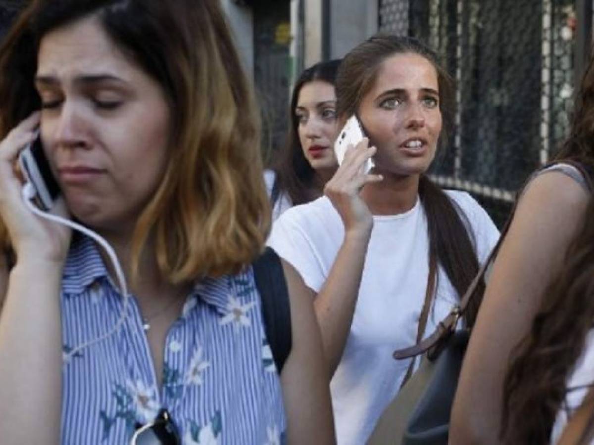 Barceloneses y turistas se comunican con sus seres queridos, para informarles sobre cómo se encuentran. (Foto: AFP).