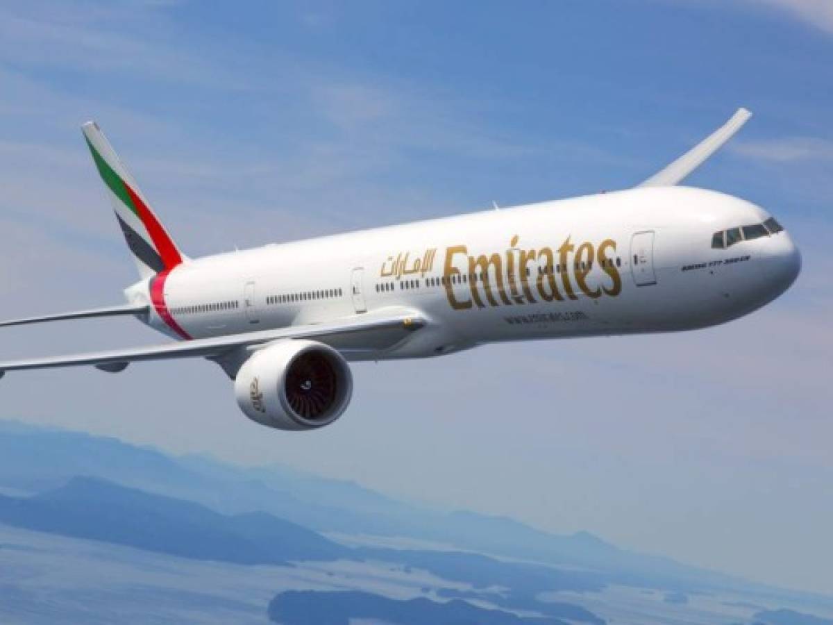 La aerolínea Emirates rectifica y mantendrá temporalmente sus vuelos a 13 destinos internacionales