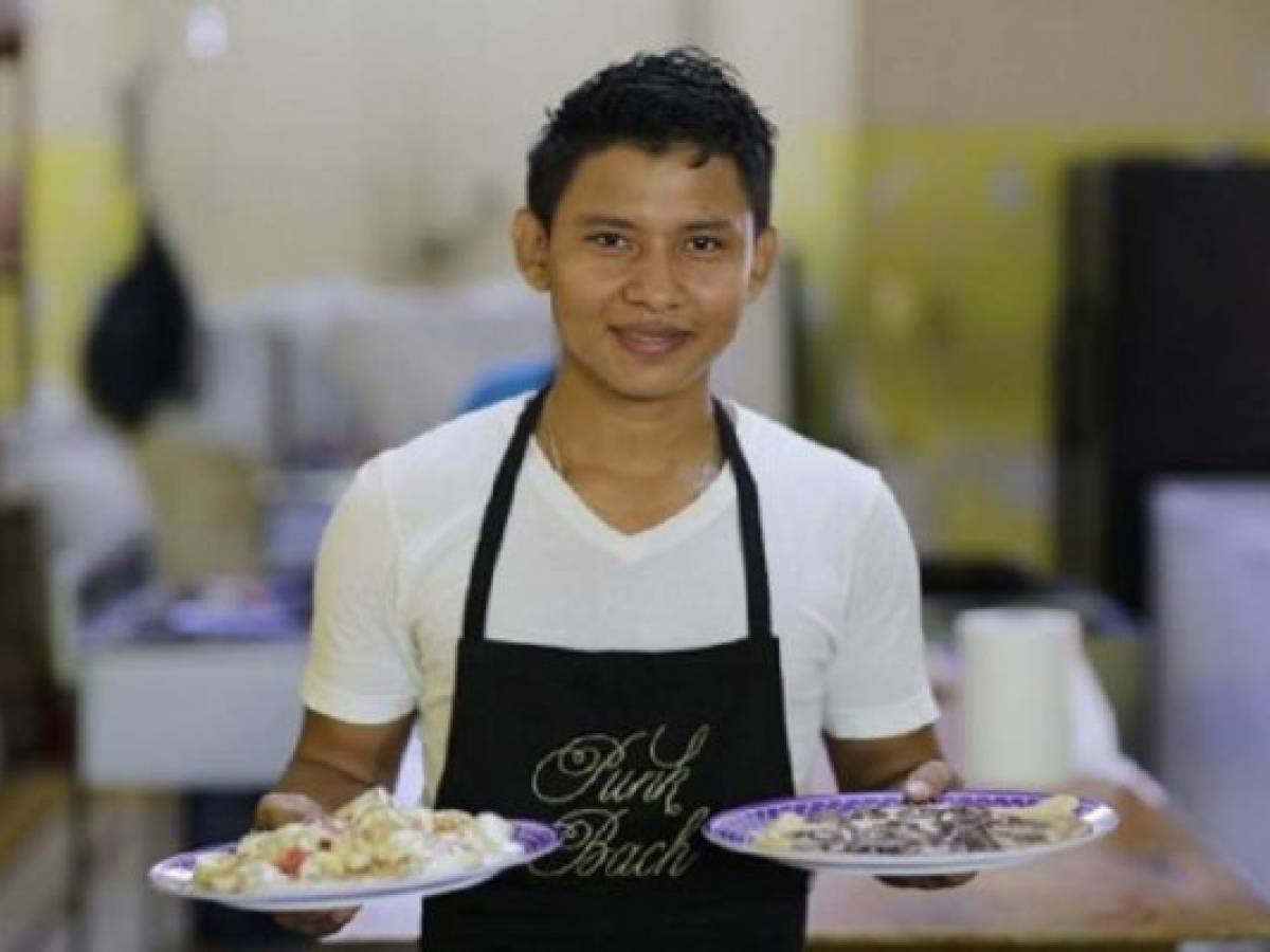 A young man assists this deaf co-workers at the 'Cafe de las Sonrisas' (Smiles' Cafe) in Granada, about 45km from Managua, on February 24, 2017. Young deaf people work as waiters, cooks or baristas at the 'Café de las Sonrisas', a working initiative for the disabled in the tourist city of Granada created by Spanish chef Antonio Prieto, called 'Uncle Antonio' by the young people. / AFP PHOTO / INTI OCON A young man assists this deaf co-workers at the 'Cafe de las Sonrisas' (Smiles' Cafe) in Granada, about 45km from Managua, on February 24, 2017. Young deaf people work as waiters, cooks or baristas at the 'Café de las Sonrisas', a working initiative for the disabled in the tourist city of Granada created by Spanish chef Antonio Prieto, called 'Uncle Antonio' by the young people. / AFP PHOTO / INTI OCON