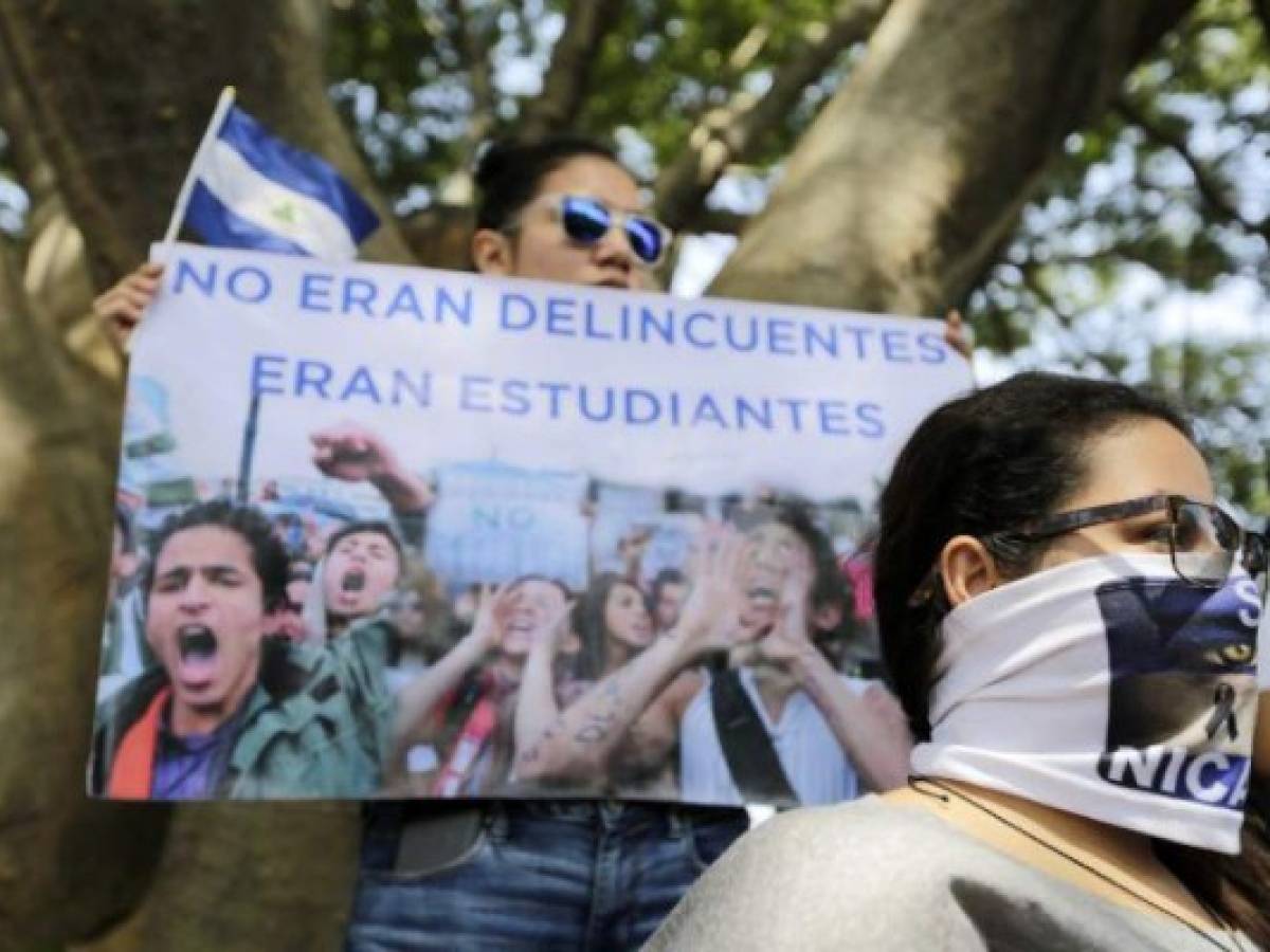 'No eran criminales, eran estudiantes' es una de las consignas ciudadanas por la fuerte represión a las protestas estudiantiles que estallaron en abril pasado y que han dejado cerca de300 muertos, la mayoría a manos de fuerzas parapoliciales afines al gobierno de Daniel Ortega. / AFP PHOTO / INTI OCON