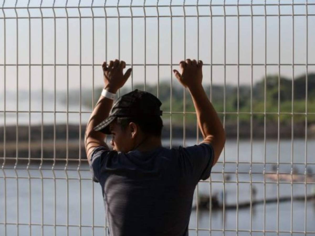 Un joven hondureño migrante que se dirige a EE.UU. en la segunda caravana de este año permanece en la frontera entre México y Guatemala. Foto JOHAN ORDONEZ / AFP Un joven hondureño migrante que se dirige a EE.UU. en la segunda caravana de este año permanece en la frontera entre México y Guatemala. Foto JOHAN ORDONEZ / AFP