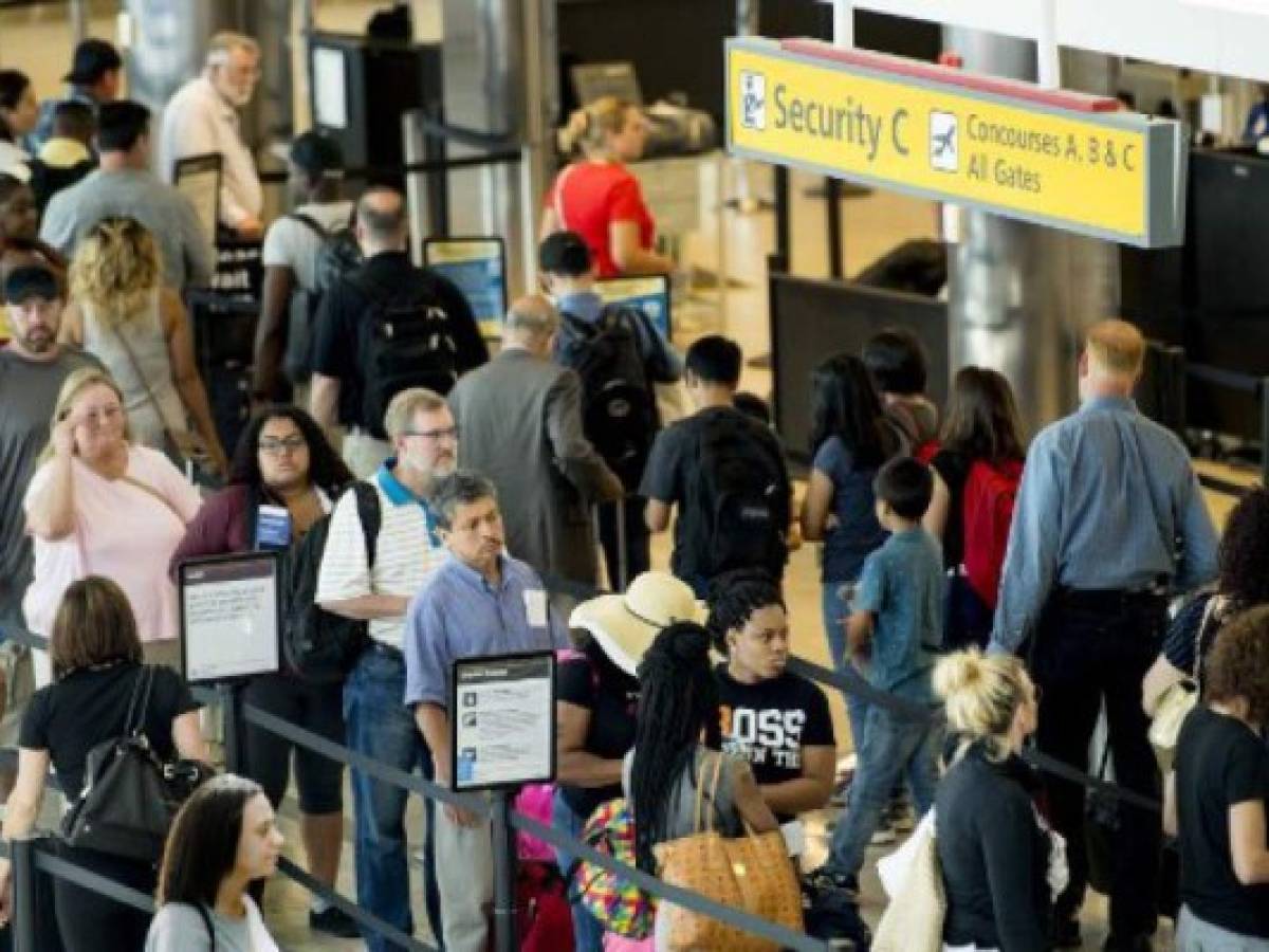 Travelers wait in line at the security checkpoint at Baltimore/Washington International Airport in Baltimore, MD, June 29, 2017. / AFP PHOTO / JIM WATSON Travelers wait in line at the security checkpoint at Baltimore/Washington International Airport in Baltimore, MD, June 29, 2017. / AFP PHOTO / JIM WATSON