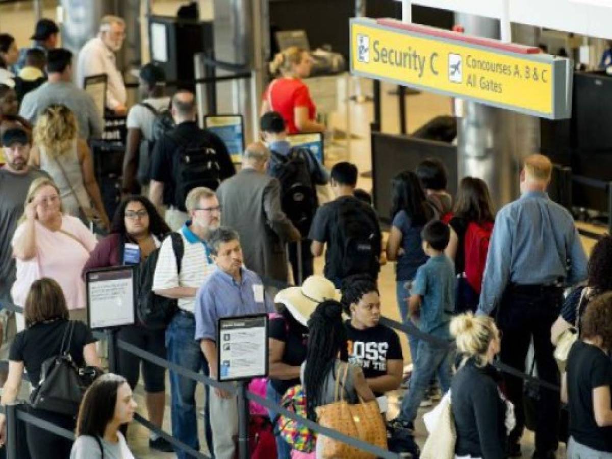 Travelers wait in line at the security checkpoint at Baltimore/Washington International Airport in Baltimore, MD, June 29, 2017. / AFP PHOTO / JIM WATSON