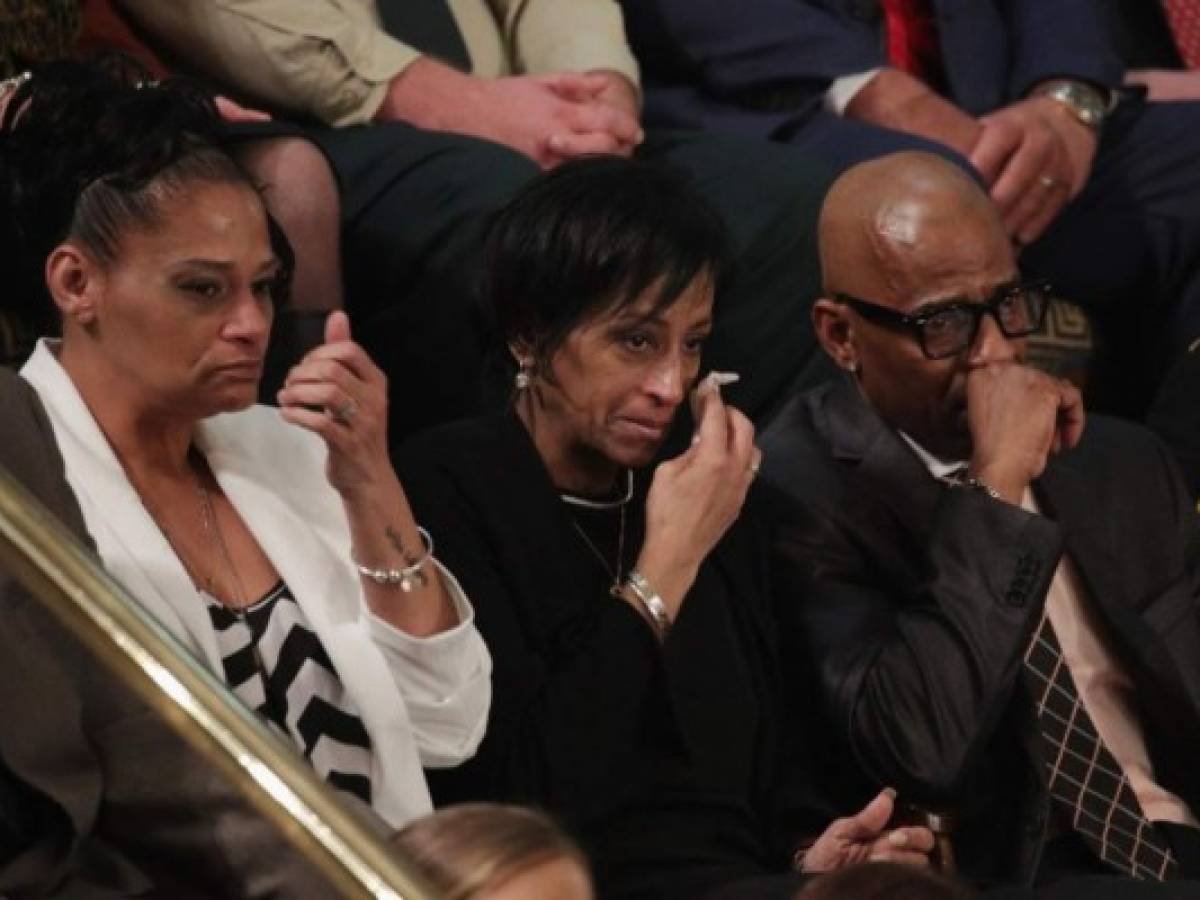 Elzabeth Alvarado, Evelyn Rodriguez and Freddy Cuevas, familiares de dos niños asesinados por la MS-13 fueron invitados al Congreso por el presidente Donald Trump en su primer discurso sobre el Estado de la Unión, donde abogó por endurecer las políticas migraotrias y cerrar las fronteras. Elzabeth Alvarado, Evelyn Rodriguez and Freddy Cuevas, familiares de dos niños asesinados por la MS-13 fueron invitados al Congreso por el presidente Donald Trump en su primer discurso sobre el Estado de la Unión, donde abogó por endurecer las políticas migraotrias y cerrar las fronteras.