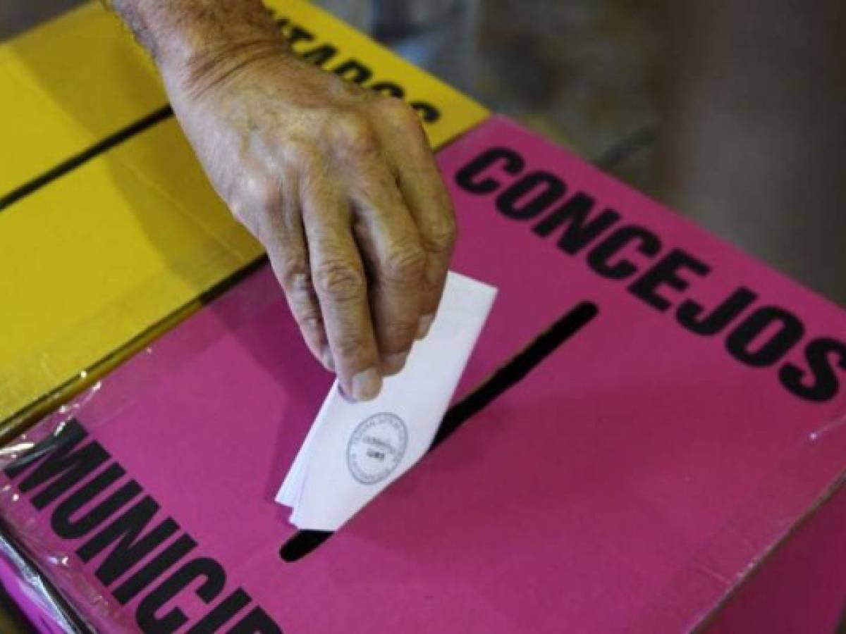 Los electores acudieron a las urnas para elegir a 84 diputados y los concejos municipales de los 262 municipios, quienes deberán asumir funciones desde el 1 de mayo. Los electores acudieron a las urnas para elegir a 84 diputados y los concejos municipales de los 262 municipios, quienes deberán asumir funciones desde el 1 de mayo.