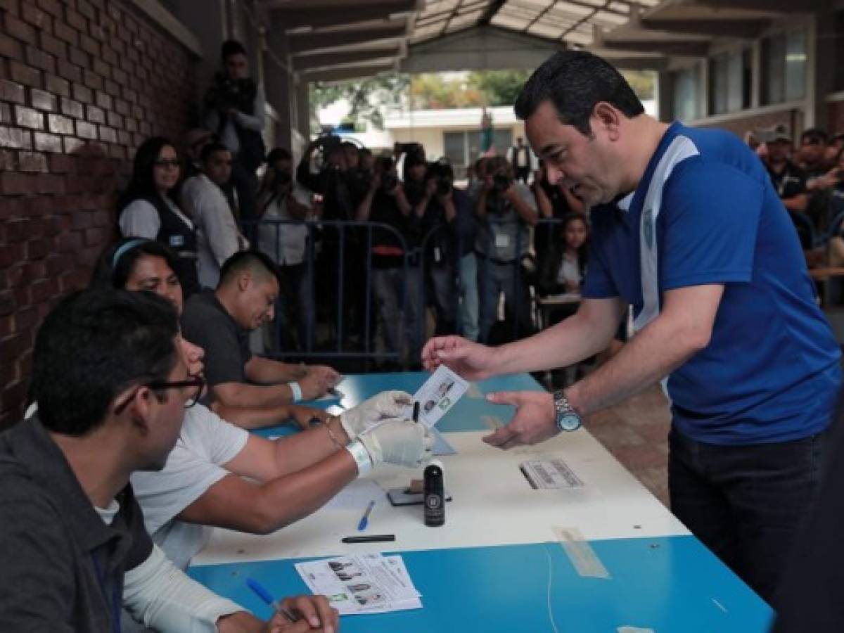 Handout picture released by Guatemala's Presidency press office showing Guatemalan President Jimmy Morales, voting at a polling station in Guatemala City on August 11, 2019. - More than eight million Guatemalans head to the polls on Sunday as former first lady Sandra Torres and opinion poll frontrunner Alejandro Giammattei bid to succeed the corruption-tainted Jimmy Morales as president. (Photo by HO / Guatemalan Presidency / AFP) / RESTRICTED TO EDITORIAL USE - MANDATORY CREDIT 'AFP PHOTO / GUATEMALAN PRESIDENCY' - NO MARKETING NO ADVERTISING CAMPAIGNS - DISTRIBUTED AS A SERVICE TO CLIENTS