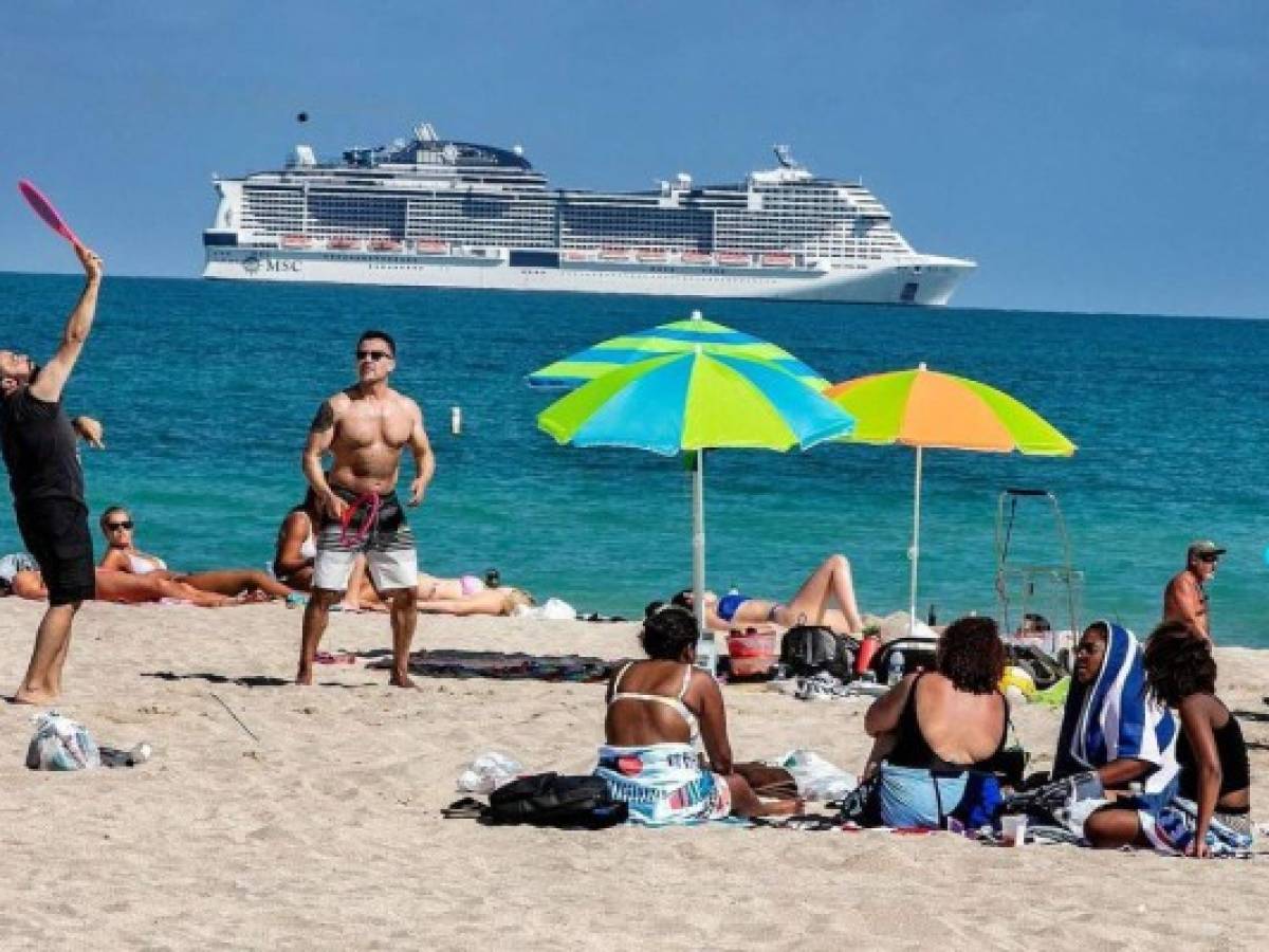 Miami Beach extiende estado de emergencia por multitud de turistas