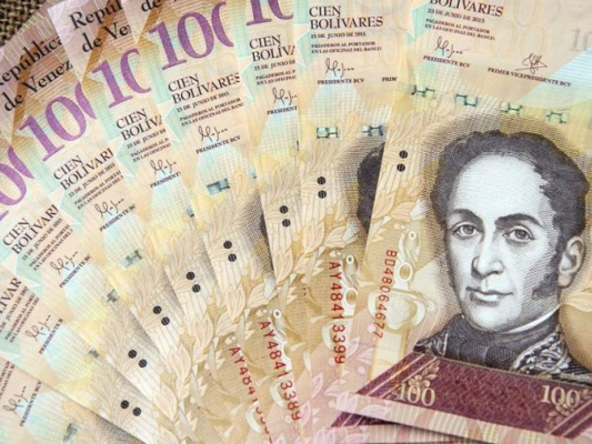 Venezuela: El bolívar se depreció un 52 % frente al dólar en un mes