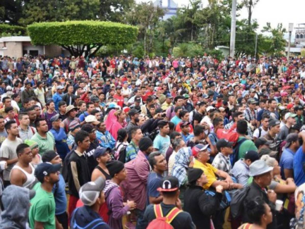 os hondureños salieron en caravana hace una semana de la ciudad de San Pedro Sula, en el norte de Honduras, tras una convocatoria publicada en redes sociales.Se estima que más de 4.000 atendieron el llamado y en los siguientes días atravesaron Guatemala caminando y subiendo a camiones, pickups y cualquier vehículo que detuviera la marcha al verlos en la carretera. Foto AFP