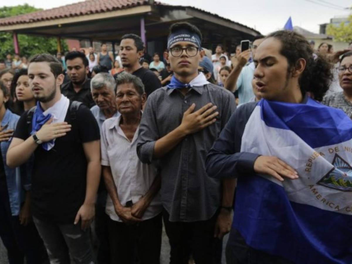 University students' leader Lesther Aleman (C) holds a Nicaraguan national flag flanked to fellow students and opposition members on his arrival at Augusto C. Sandino Airport in Managua on October 07, 2019, after a year in exile. - The Central American state, led since 2006 by Ortega, has been gripped by crisis since April 2018, when opposition protests mushroomed into a popular uprising that was met with a brutal crackdown. Political violence left more than 300 people dead and 2,000 wounded, according to rights groups, while hundreds of opposition supporters were jailed and tens of thousands of people fled the country. (Photo by Maynor Valenzuela / AFP) University students' leader Lesther Aleman (C) holds a Nicaraguan national flag flanked to fellow students and opposition members on his arrival at Augusto C. Sandino Airport in Managua on October 07, 2019, after a year in exile. - The Central American state, led since 2006 by Ortega, has been gripped by crisis since April 2018, when opposition protests mushroomed into a popular uprising that was met with a brutal crackdown. Political violence left more than 300 people dead and 2,000 wounded, according to rights groups, while hundreds of opposition supporters were jailed and tens of thousands of people fled the country. (Photo by Maynor Valenzuela / AFP)