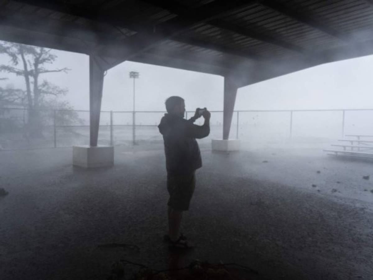 El huracán Delta impacta en la atribulada Luisiana y pierde fuerza