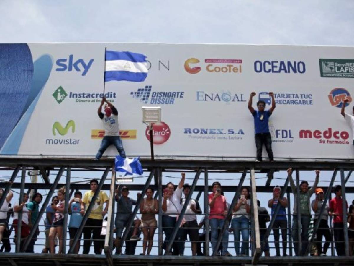 'No tenemos miedo, me vale que (el presidente) se robe los reales (dinero del pueblo), pero que se vaya. Estamos hartos de que seamos reprimidos el pueblo con esos policías antimotines', gritó un joven. / AFP PHOTO / DIANA ULLOA