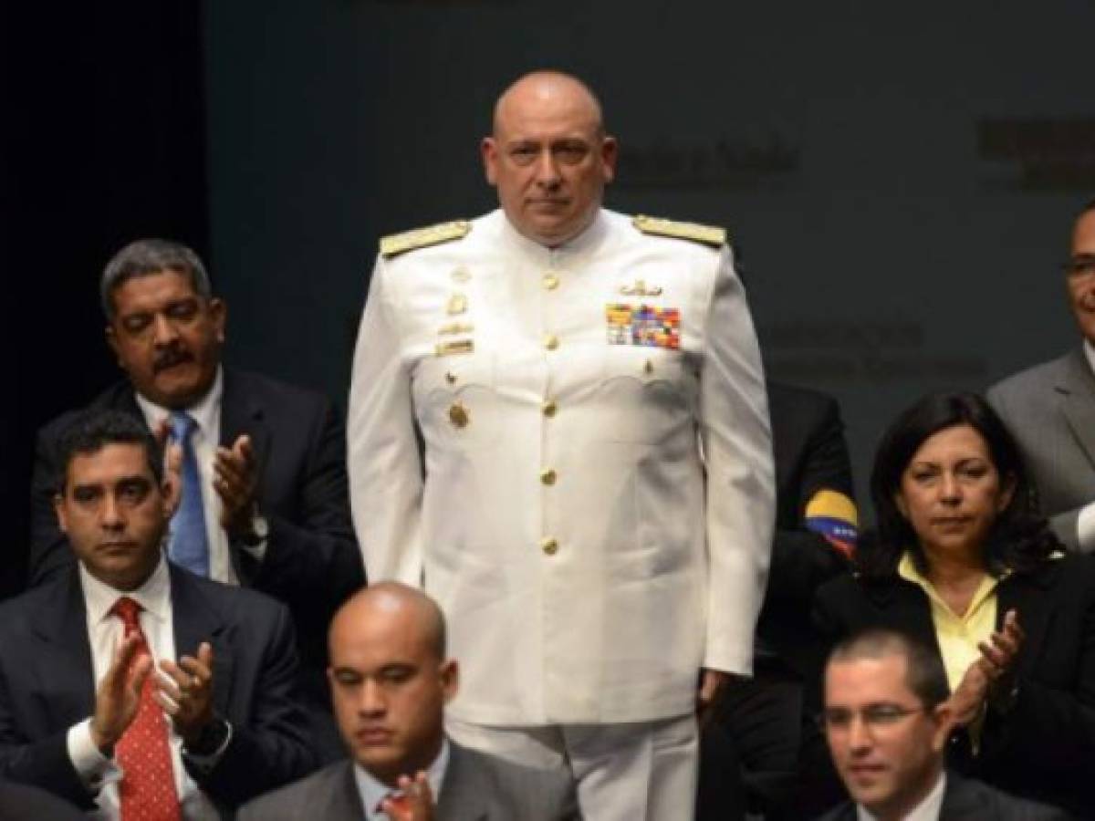 (FILES) This file photo taken on April 22, 2013 shows then Venezuela's Minister of Defense and current Venezuelan ambassador to Peru, Diego Molero Bellavia (C), during the ministers swearing-in ceremony in Caracas.Peru decided on August 11, 2017 to expel Venezuelan ambassador Diego Molero, who was granted a five-day term to leave the country 'By expressing his condemnation of the rupture of democratic order in Venezuela, the Foreign Ministry said in a statement. / AFP PHOTO / LEO RAMIREZ
