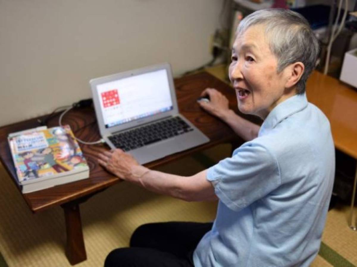 Masako Wakamiya es una programadora de 82 años. Pasó de trabajar toda su vida con un ábaco a desarrollar aplicaciones por que creía que no había suficientes apps para personas de su edad. Masako Wakamiya es una programadora de 82 años. Pasó de trabajar toda su vida con un ábaco a desarrollar aplicaciones por que creía que no había suficientes apps para personas de su edad.