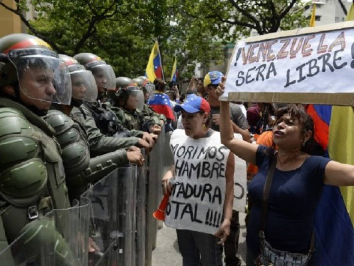 Oposición venezolana desafía a Maduro y exige en la calle el revocatorio