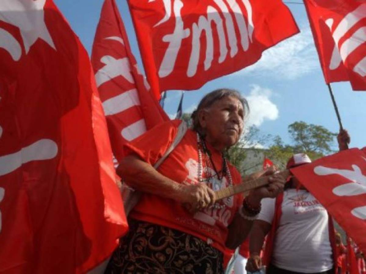 Simpatizantes del Frente Farabundo Martí para la Liberación Nacional (FMLN) participan en un rally político en San Salvador. / AFP PHOTO / MARVIN RECINOS