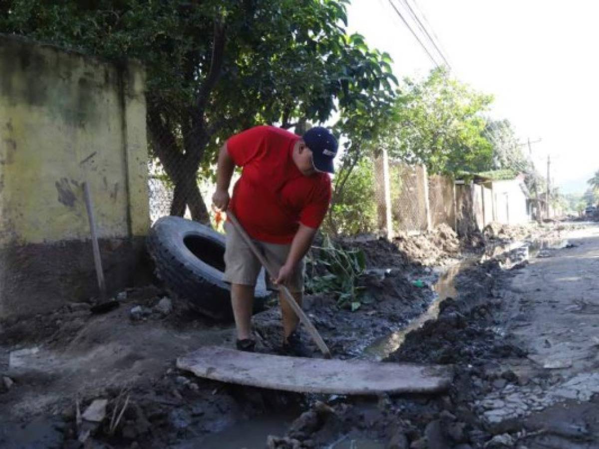 Honduras: Damnificados de huracanes limpian sus viviendas