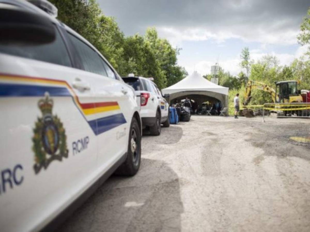 La sitación obligó incluso a construir infraestructura migratoria en pasos no oficiales, como en Roxham Road cerca Hemmingford, Quebec, donde estaban cruzando los migrantes haitianos de forma ilegal. La sitación obligó incluso a construir infraestructura migratoria en pasos no oficiales, como en Roxham Road cerca Hemmingford, Quebec, donde estaban cruzando los migrantes haitianos de forma ilegal.