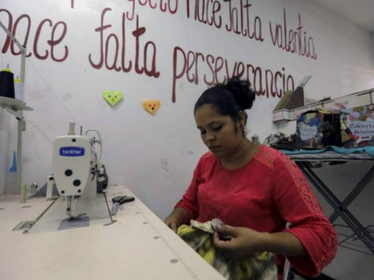 Marisela Ruiz, de 23 años, trabaja en una de las creaciones de Chureca Chic en el taller en Managua.