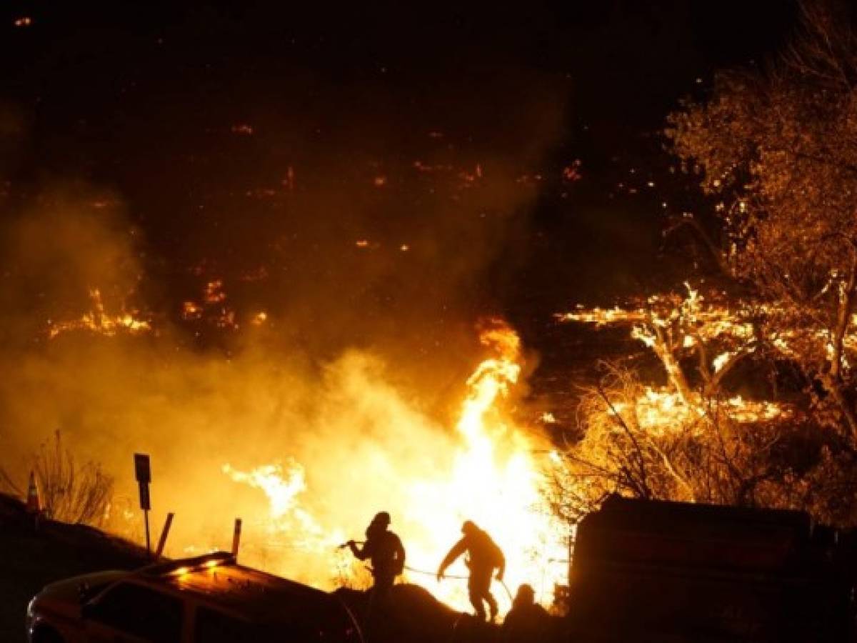 Vientos huracanados complican combate a los incendios en California