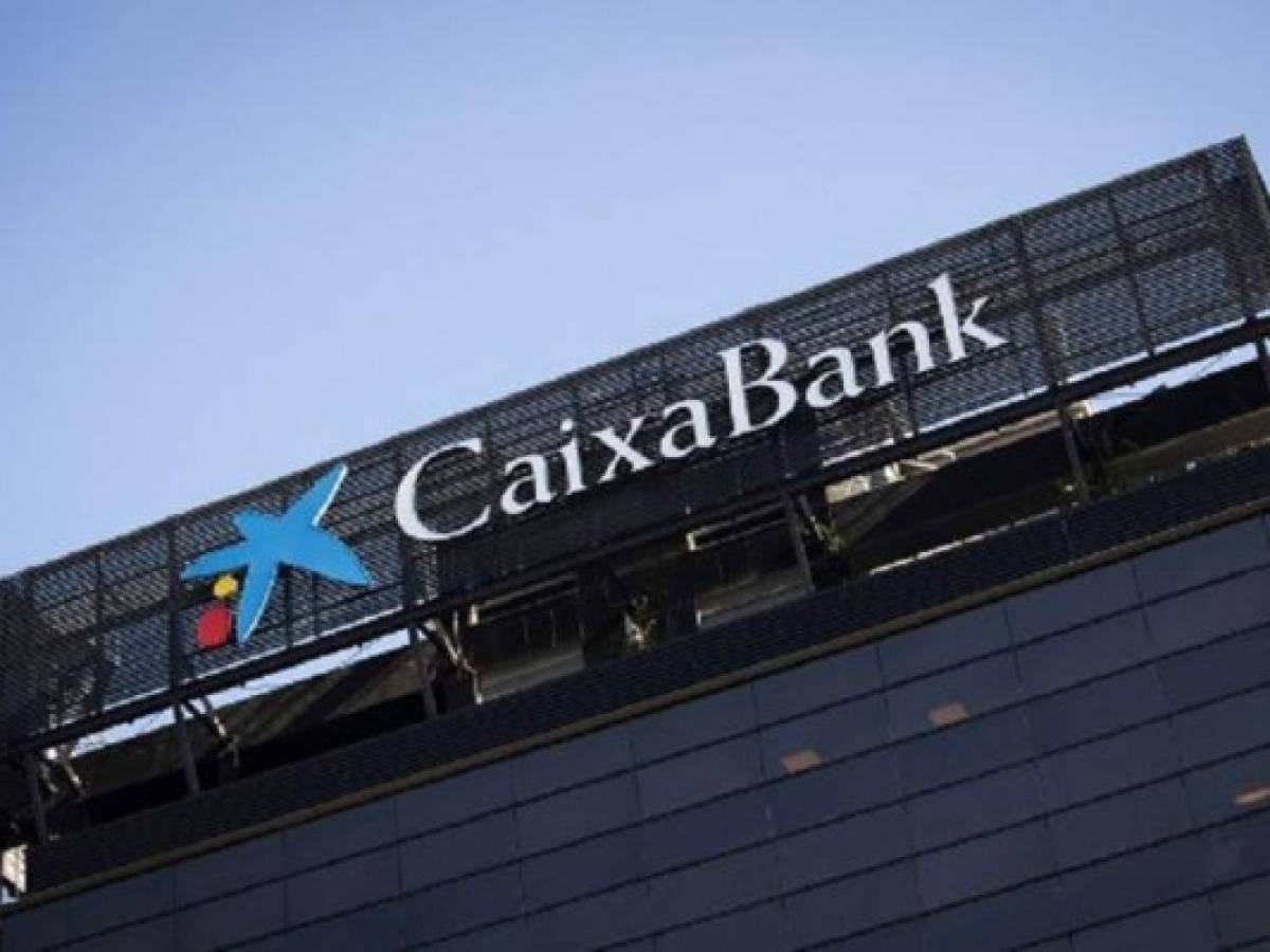 A picture shows the headquarters of Catalan bank 'La Caixa - Caixabank' in Palma de Mallorca on October 6, 2017. Catalonia's biggest lender CaixaBank was set to hold discussions about possibly shifting its legal domicile out of the region, a source close to the matter told AFP. The stand-off between Catalonia's separatist leaders and Madrid has escalated, with the regional executive warning they could proclaim independence next week. / AFP PHOTO / JAIME REINA