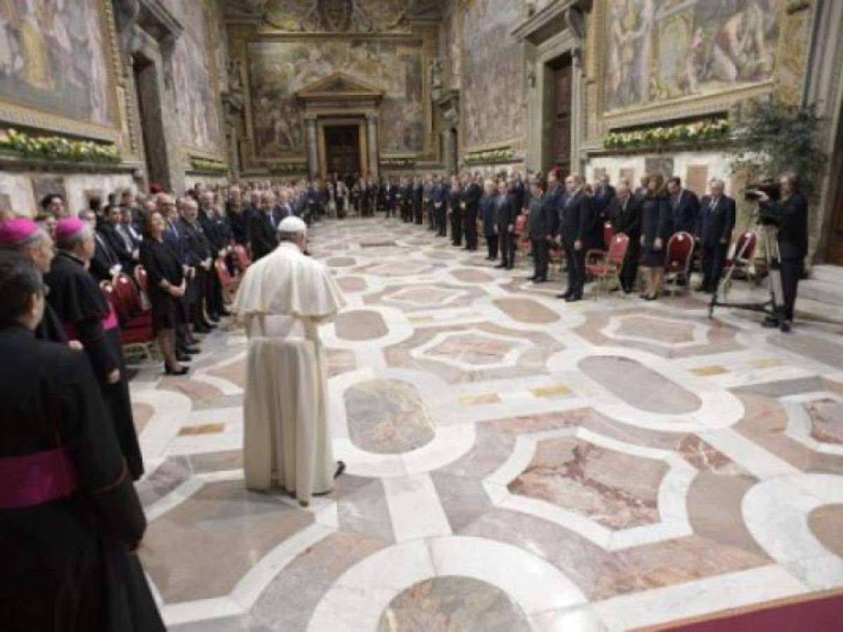 In this handout picture released by the Vatican press office (Osservatore Romano) Pope Francis arrives for an audience with 27 heads of State or government at the Vatican, on March 24, 2017. Pope Francis is receiving leaders of EU countries the day before an European Union summit in Rome to highlight the 60th anniversary of the bloc's foundation on March 25, 2017. / AFP PHOTO / OSSERVATORE ROMANO / HO / RESTRICTED TO EDITORIAL USE - MANDATORY CREDIT 'AFP PHOTO / OSSERVATORE ROMANO' - NO MARKETING NO ADVERTISING CAMPAIGNS - DISTRIBUTED AS A SERVICE TO CLIENTS