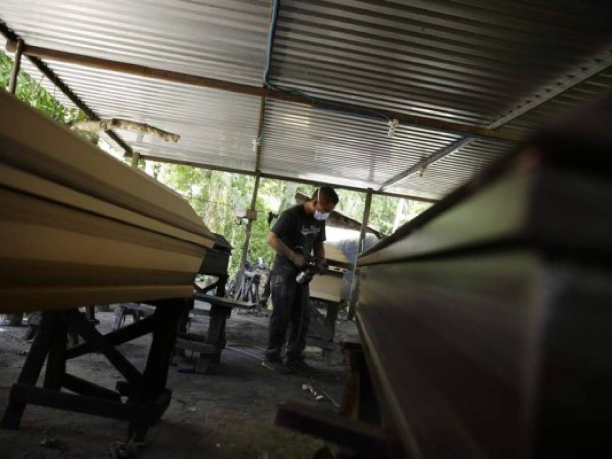 El contagio de COVID-19 rompe récord en El Salvador y aumenta la venta de ataúdes