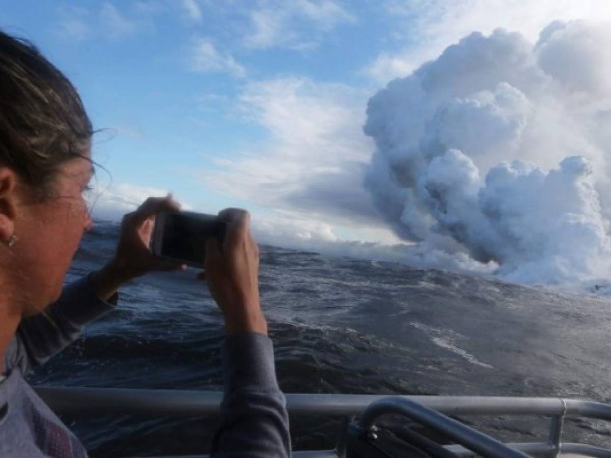 El encuentro de la lava incandescente con el agua produce humos ácidos, un fenómeno llamado 'laze', una palabra en inglés formada a partir de los términos 'lava' y 'haze' (niebla). El encuentro de la lava incandescente con el agua produce humos ácidos, un fenómeno llamado 'laze', una palabra en inglés formada a partir de los términos 'lava' y 'haze' (niebla).