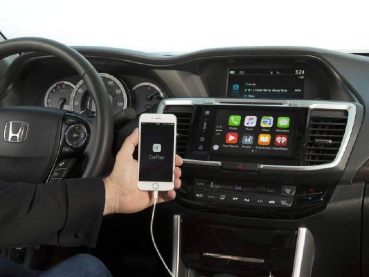 Los nuevos modelos ya vienen con tecnología que permite al celular pasar a ser parte del vehículo: Android Auto o CarPlay de Apple espejan las aplicaciones móviles en una pantalla del auto. 2016 Honda Accord with Apple CarPlay®