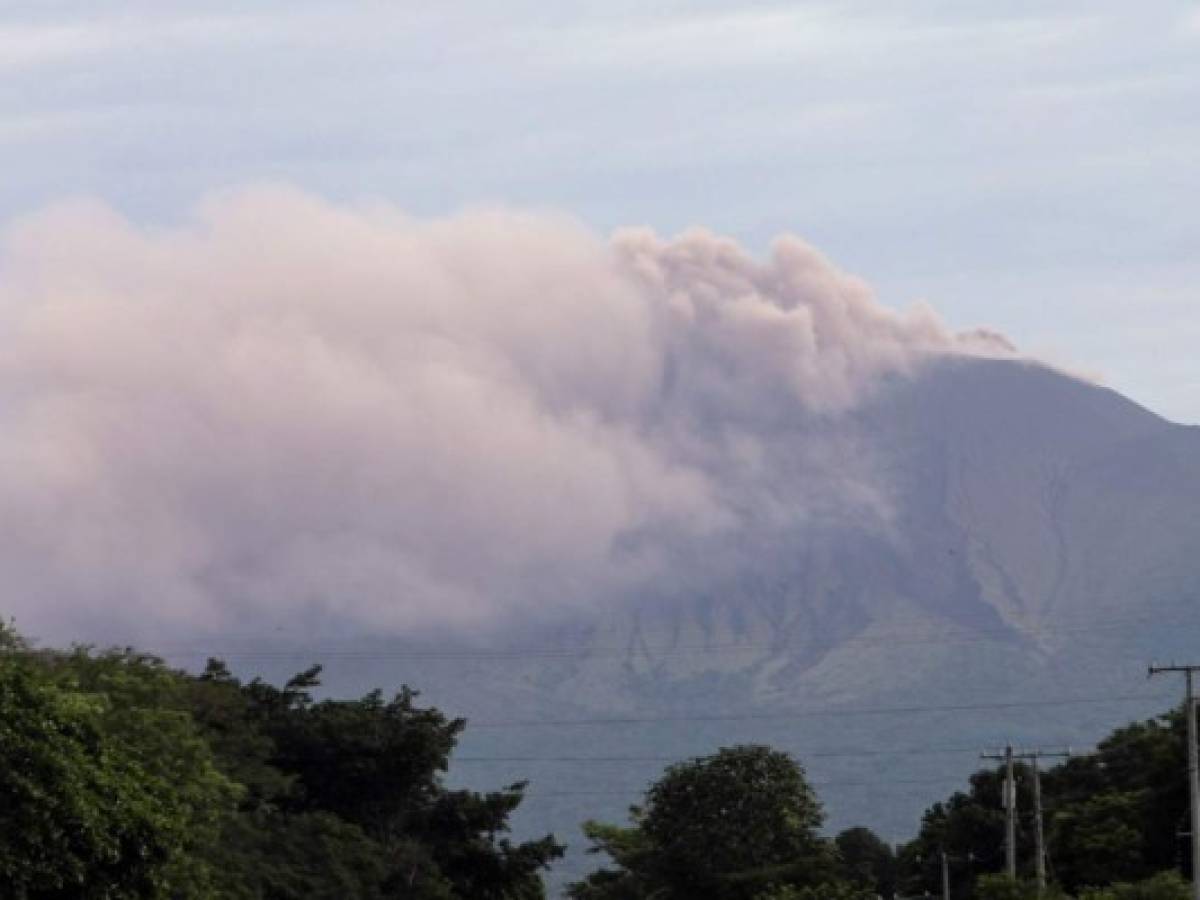 Volcán Telica lanza enormes explosiones de gases y cenizas en Nicaragua