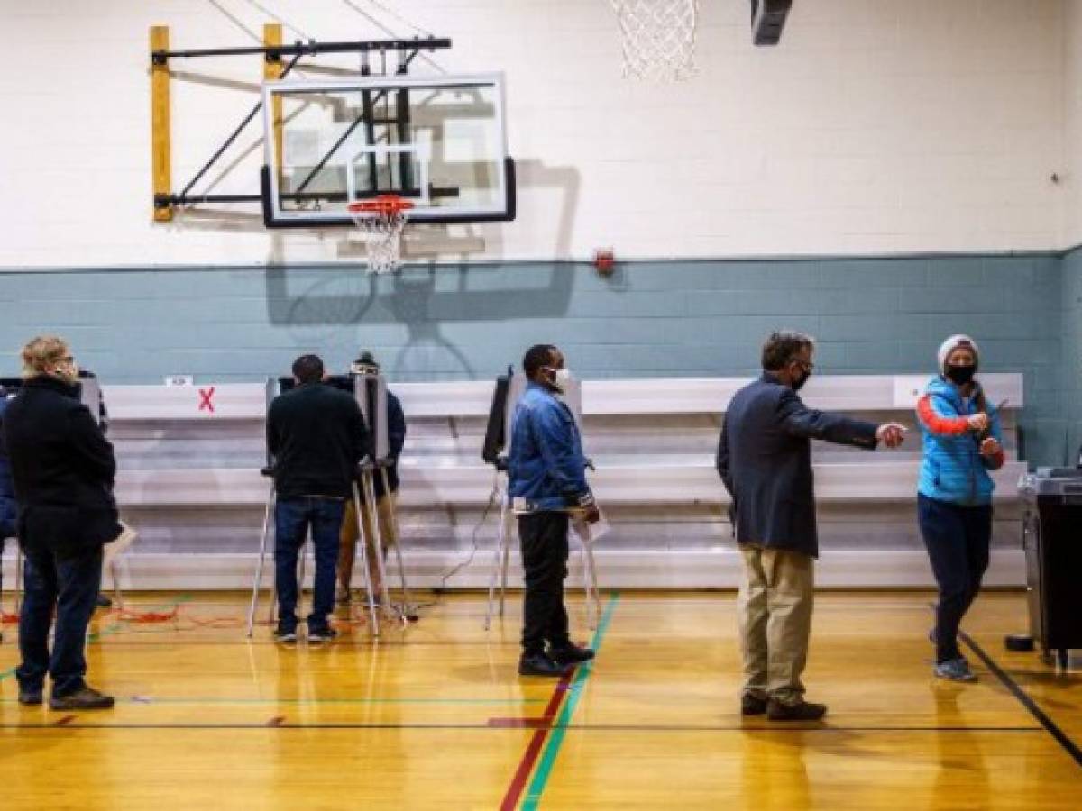 Votantes en Minneapolis, Minnesota en November 3, 2020. - El manejo de la pandemia de COVID-19, la recuperación económica, la migración y el papel de Estados Unidos en el mundo están en juego en las urnas. (Photo by Kerem Yucel / AFP)