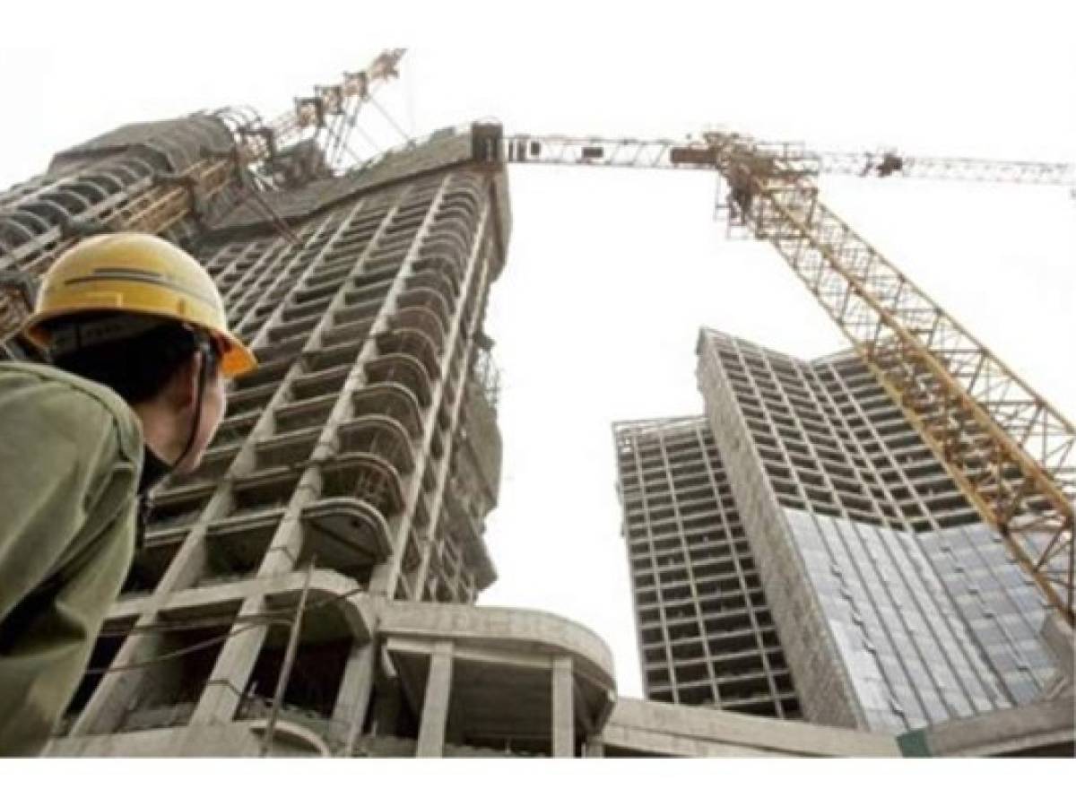 La sofisticación industrial y la adquisición de nuevas tecnologías generan más PIB industrial, pero menos empleo en las industrias. La pregunta es: ¿A dónde van a ir las personas desplazadas? La sofisticación industrial y la adquisición de nuevas tecnologías generan más PIB industrial, pero menos empleo en las industrias. La pregunta es: ¿A dónde van a ir las personas desplazadas?