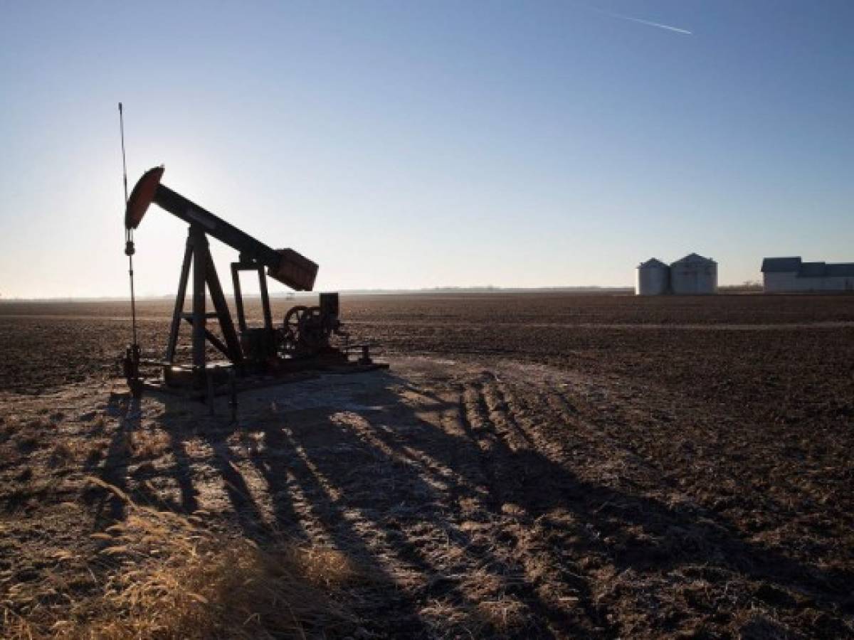 El petróleo sube por caída de pozos en actividad en EE.UU.