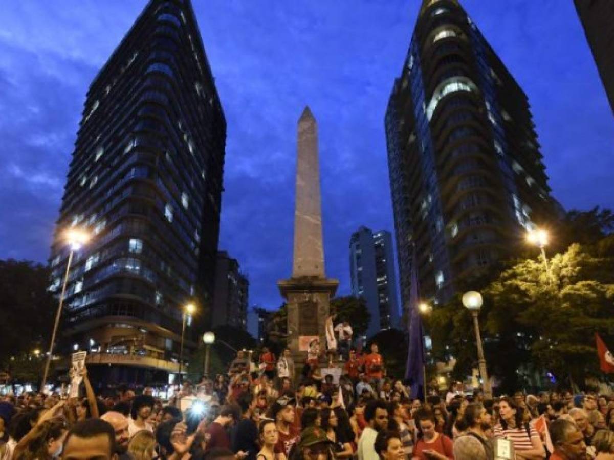 Supporters of former Brazilian president Luiz Inacio Lula da Silva gather at September Seven square (Praca Sete), in Belo Horizonte, Brazil after Lula ignored a deadline to surrender and start a 12-year prison sentence for corruption on April 6, 2018. Holed up with thousands of cheering supporters in the metalworkers' union building in his hometown of Sao Bernardo do Campo, near Sao Paulo, the 72-year-old let the 5:00 pm (2000 GMT) deadline pass without public comment. / AFP PHOTO / DOUGLAS MAGNO Supporters of former Brazilian president Luiz Inacio Lula da Silva gather at September Seven square (Praca Sete), in Belo Horizonte, Brazil after Lula ignored a deadline to surrender and start a 12-year prison sentence for corruption on April 6, 2018. Holed up with thousands of cheering supporters in the metalworkers' union building in his hometown of Sao Bernardo do Campo, near Sao Paulo, the 72-year-old let the 5:00 pm (2000 GMT) deadline pass without public comment. / AFP PHOTO / DOUGLAS MAGNO