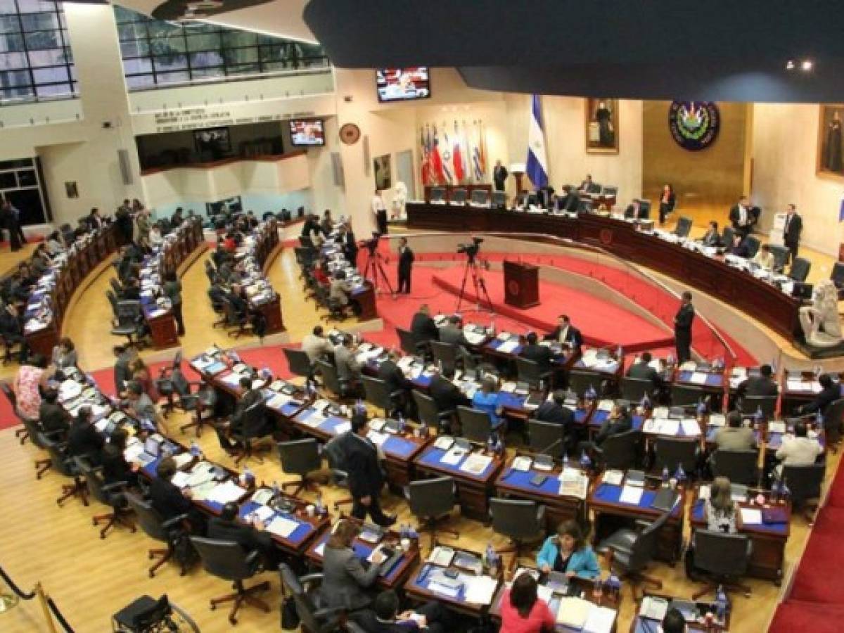 Sale adelante reforma fiscal en El Salvador