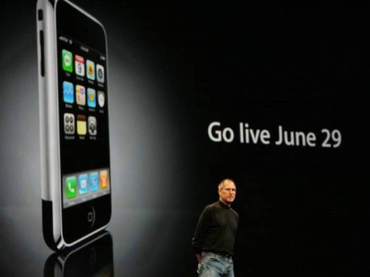 Apple Inc CEO Steve Jobs discusses the iPhone during his keynote address on the opening day of the Apple Worldwide Developers Conference 2007 (WWDC 07) at the Moscone Center West in San Francisco, California 11 June 2007. Developers and IT professionals from around the globe come together for the Apple Worldwide Developers Conference that runs 11-15 June to connect with Apple engineers and get a firsthand look at the latest technologies. / AFP PHOTO / ROBYN BECK