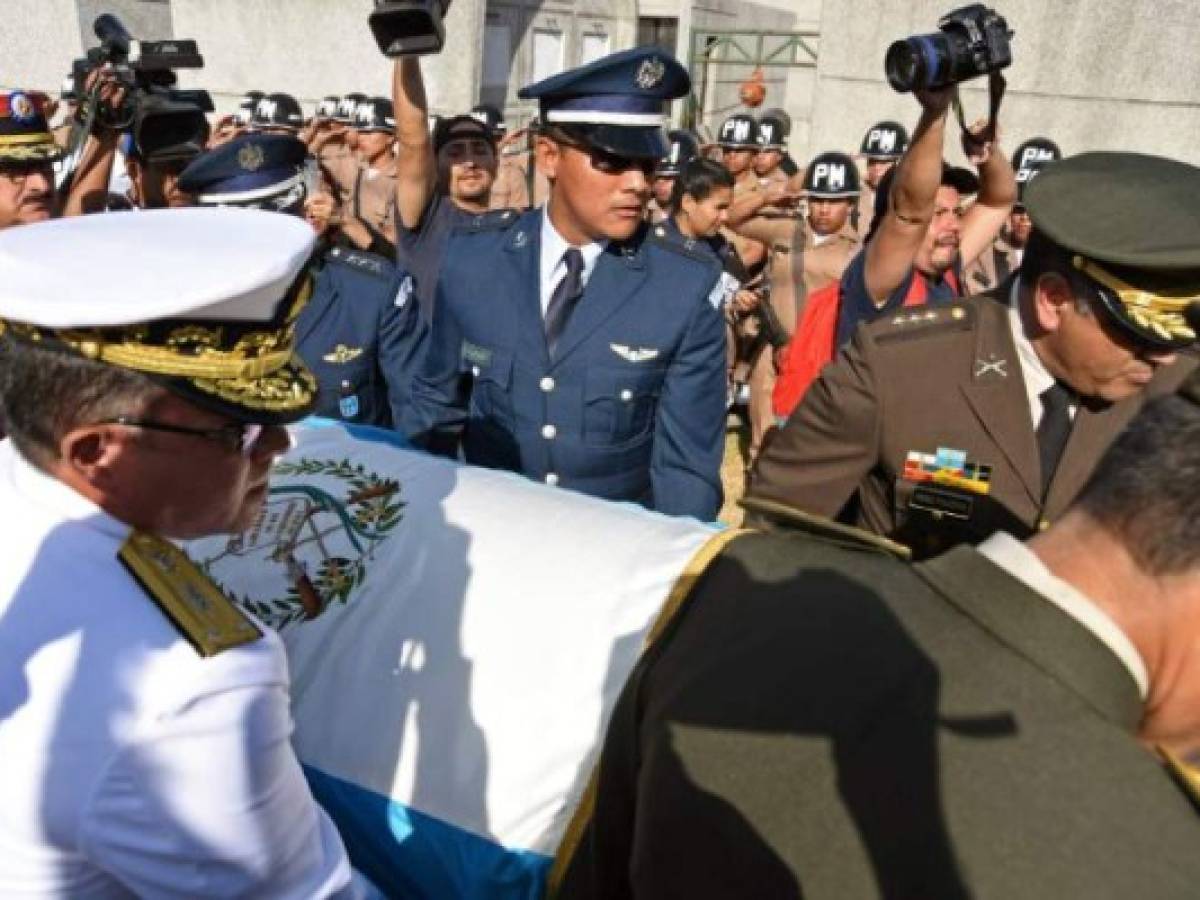 Personal militar carga los restos del general retirado y exdictador de Guatemala, Efraín Rios Montt, el 1 de abril de 2018. AFP PHOTO / ORLANDO ESTRADA Personal militar carga los restos del general retirado y exdictador de Guatemala, Efraín Rios Montt, el 1 de abril de 2018. AFP PHOTO / ORLANDO ESTRADA