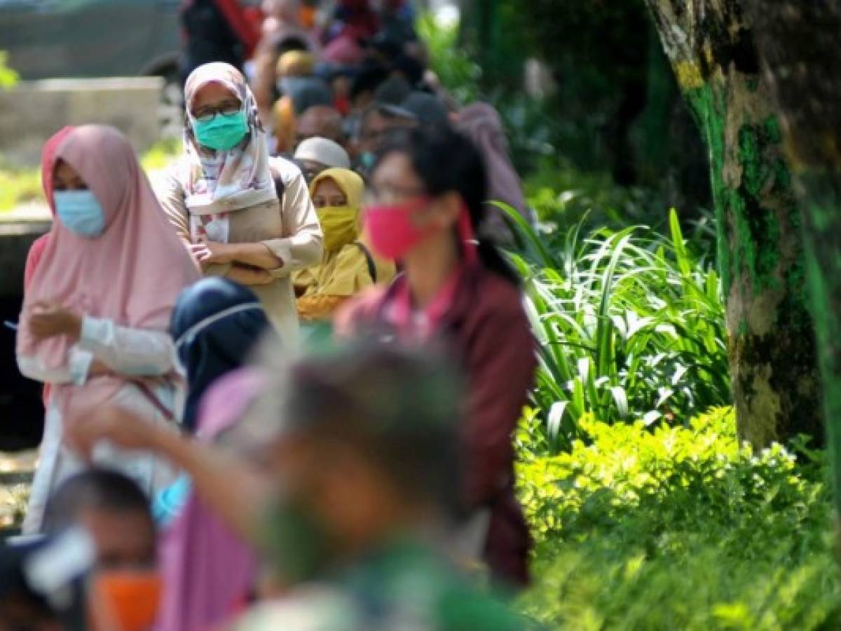 Limpiar baños públicos, castigo para los infractores de cuarentena en Indonesia