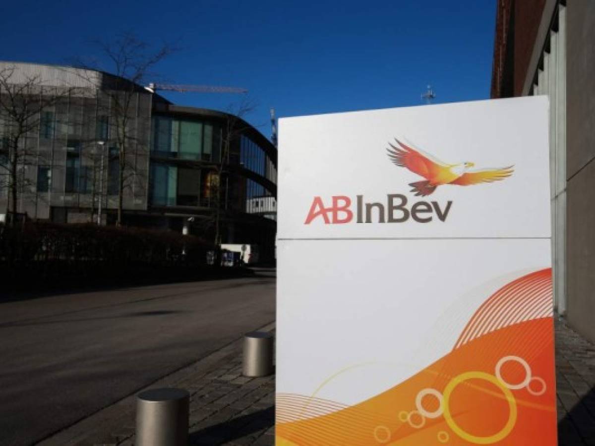 Cervecera belgo-brasileña AB InBev registra fuerte caída de sus dividendos