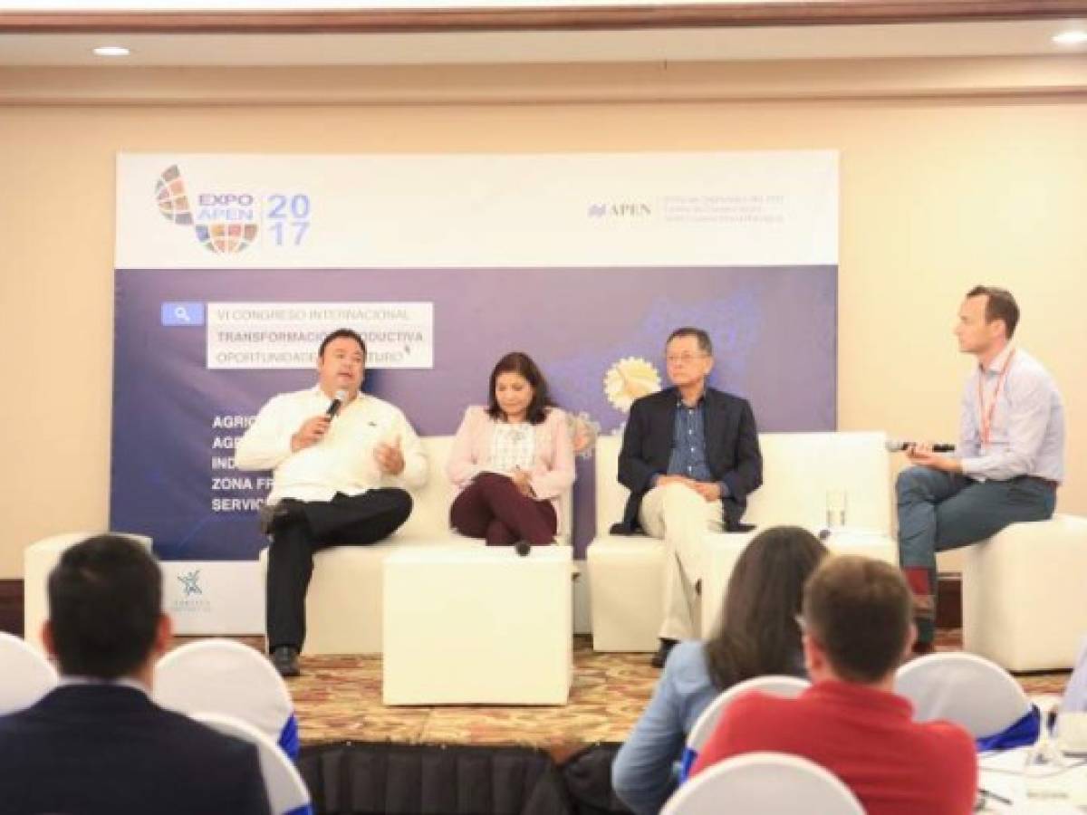 En el panel sobre Cacao, organizado por APEN durante la ExpoFeria 2017, participaron Fidel Caballero, presidente de los productores y exportadores de cacao de Honduras; Melba Navarro, experta nicaragüense; y Miguel Obando, Director del INTA. Foto cortesía de APEN.