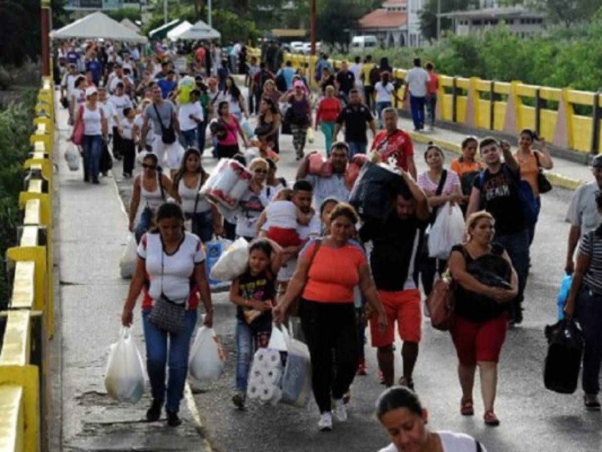 '¡En Venezuela no hay nada!': miles cruzan a Colombia en busca de alimentos